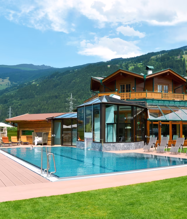 Pool mit Liegebereich Aussenpool mit Blick auf das Hotel