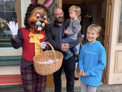 Der Osterhase zu Besuch im Ferienhotel Sonnenhof im Zillertal