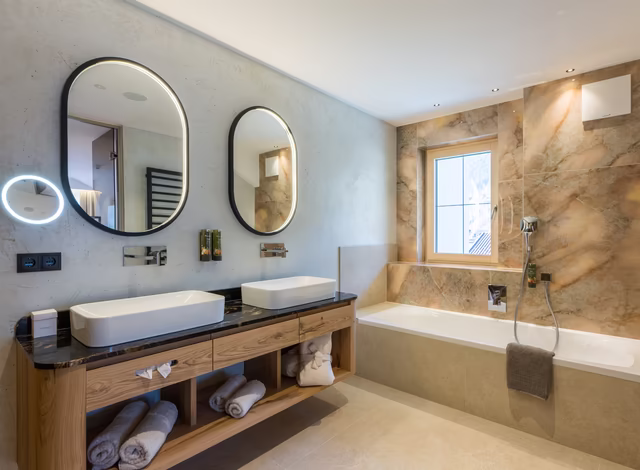 Natur Suite Badezimmer mit Badewanne, Dusche und Doppelwaschbecken
