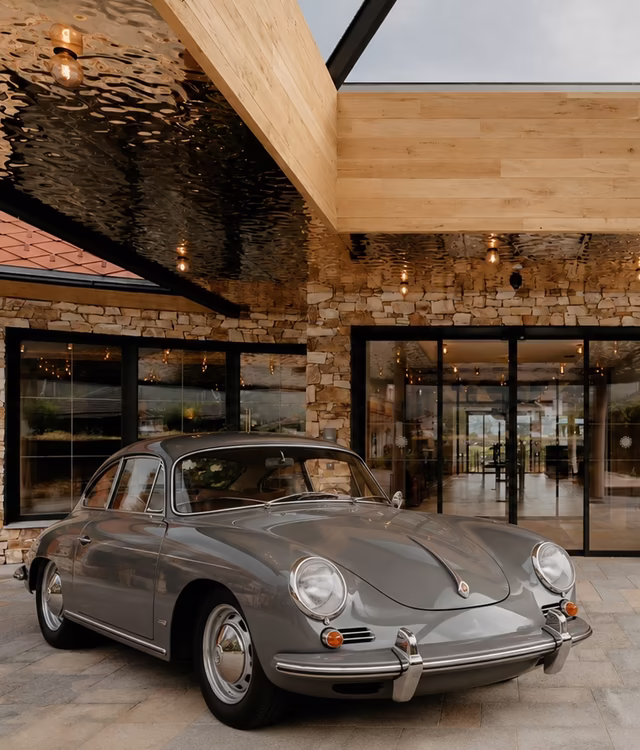 KI-generierte Darstellung eines klassischen Oldtimers vor dem Ferienhotel Sonnenhof in Zell am Ziller.