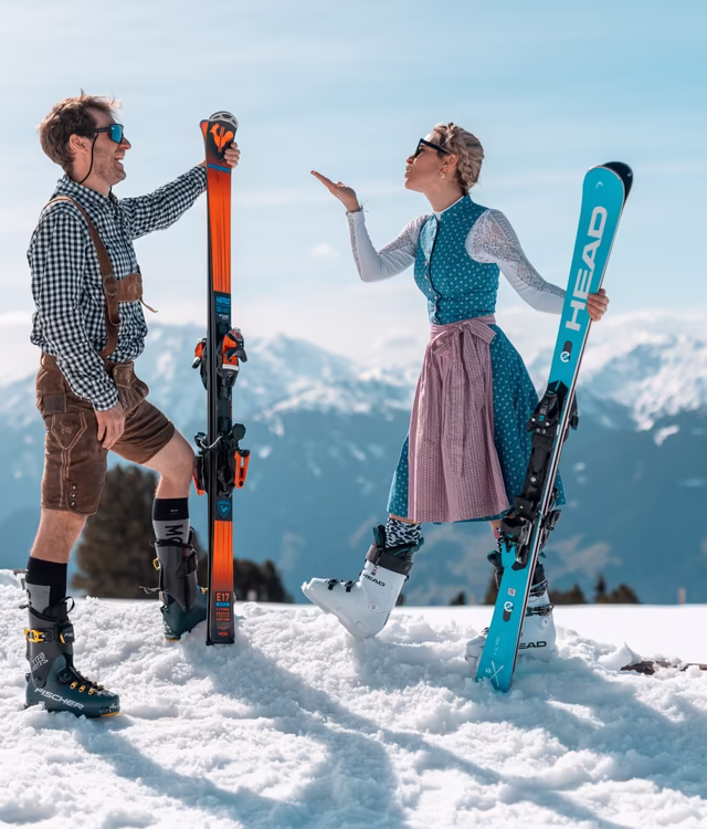 Paar in Lederhose und Dirndl beim Wedelfinale in der Zillertal Arena