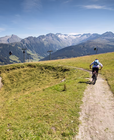 DownhillBiker unterwegs ins Tal auf dem Panorama Bike Trail in Gerlos