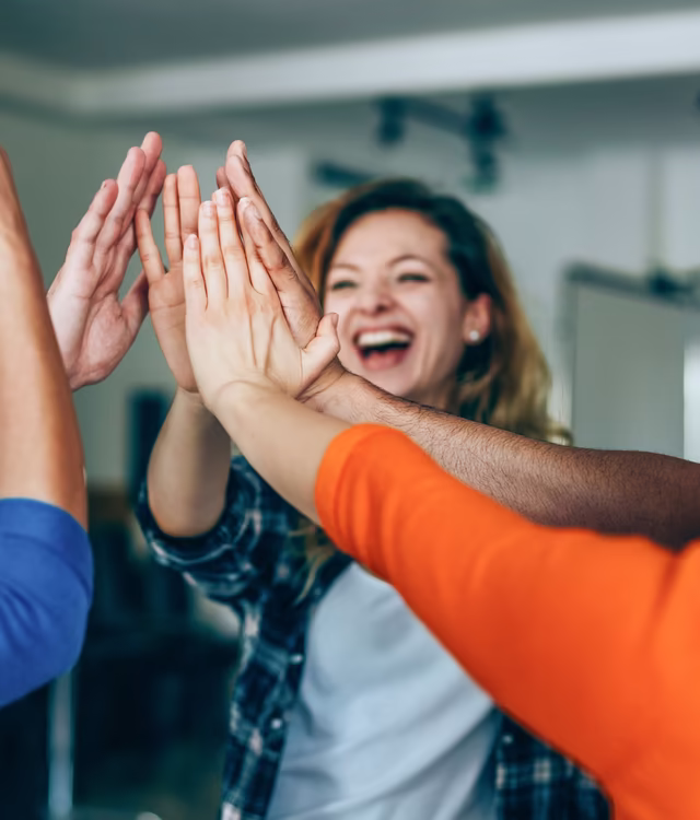 Gruppe von Freunden schlägt mit den Handflächen ein, High Five