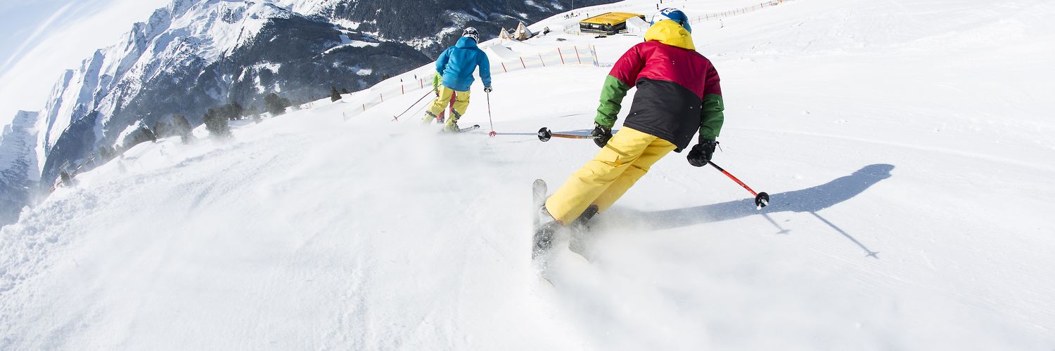 Skifahrer beim Carven durch den Snakerun im Funpark in der Zillertal Arena, von hinten fotografiert