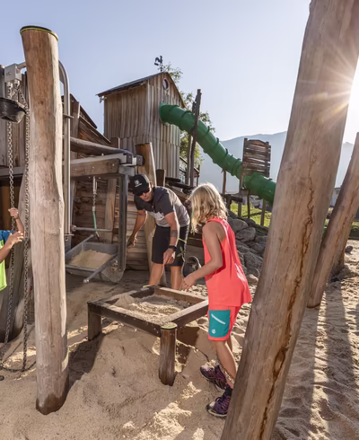 Kinder die im Sandkasten Spielen © zillertal arena