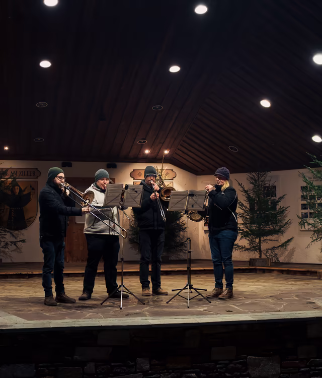 Musikanten die mit Blechblasinstrumenten spielen © Tobias_Egger / Zillertal_Arena