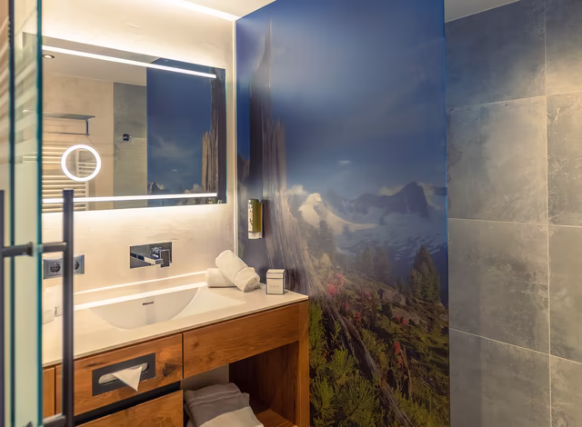 Badezimmer mit Dusche im Hotel Sonnenhof