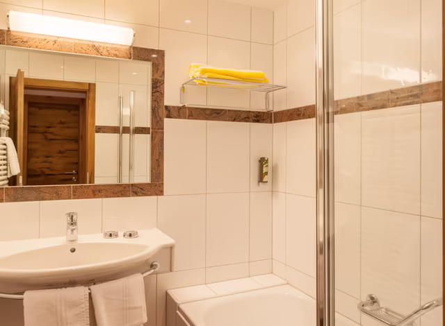 Badezimmer mit Waschbecken und Badewanne