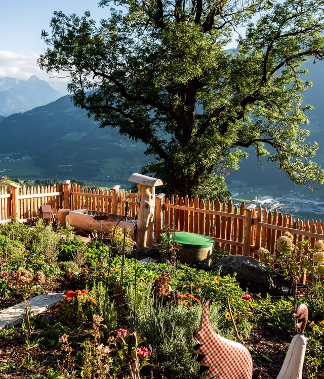 Kräutergarten am Bergbauernhof mit Blick ins Tal