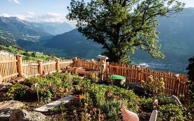 Kräutergarten am Bergbauernhof mit Blick ins Tal