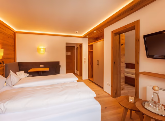 Junior Suite mit Sitzecke und Blick auf Extra-Zimmer