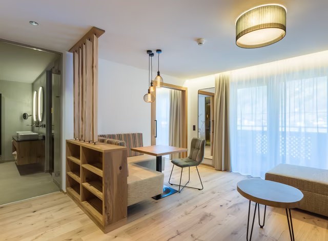 Wohnbereich mit gemütlicher Sitzecke und Sofa in der Panorama Suite