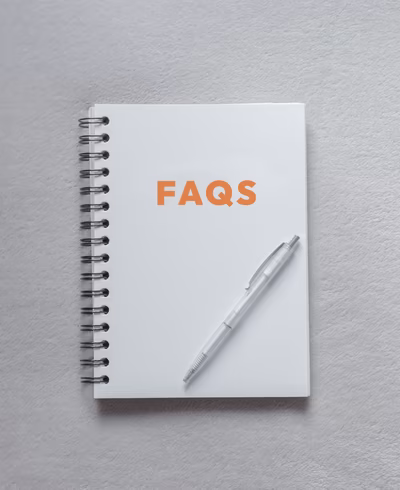 Notizbuch mit Kugelschreiber auf grauer Tischplatte
