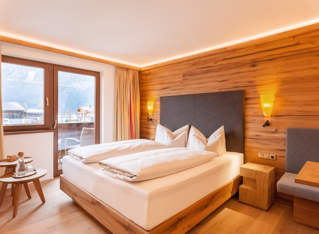 Junior Suite mit Blick auf Doppelbett und Sitzecke
