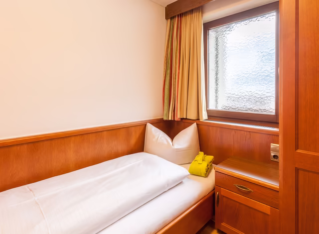 Kinderzimmer in der Junior Suite, Blick auf Einzelbett und Fenster