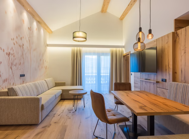 Natur Suite Wohnzimmer mit Sitzecke, TV und Sofa