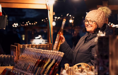 Verschiedene Schnäpse am Zeller Weihnachtsmarkt © Tobias_Egger / Zillertal_Arena