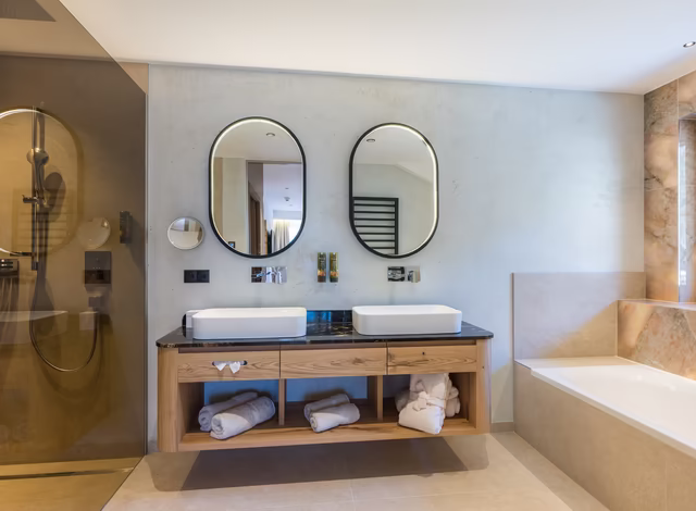 Natur Suite Badezimmer mit Badewanne, Dusche und Doppelwaschbecken