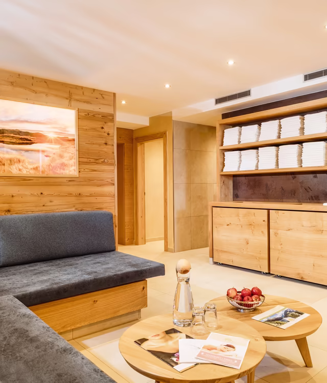 Eingangsbereich der Wellness Lounge Sitzgelegenheit und Handtuchregal in der Wellness Lounge