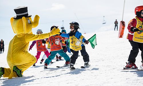 Kinder-Skigruppe mit Funty, dem Maskottchen der Zillertal Arena, beim Skikurs