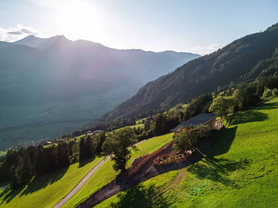 Der Kendlhof am Stummerberg, fotografiert aus der Vogelperspektive im Sonnenschein