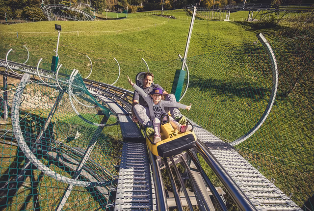 Vater und Tochter bei einer Fahrt mit dem Arena Coaster