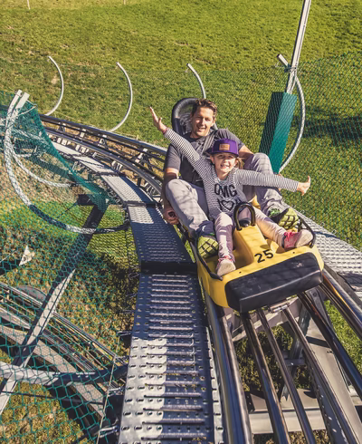 Vater und Tochter bei einer Fahrt mit dem Arena Coaster