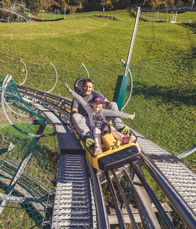 Vater und Tochter bei einer Fahrt mit dem Arena Coaster
