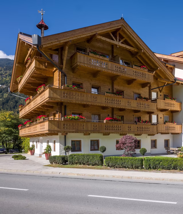 Aussenaufnahme Landhaus Sonnenhof im Sommer