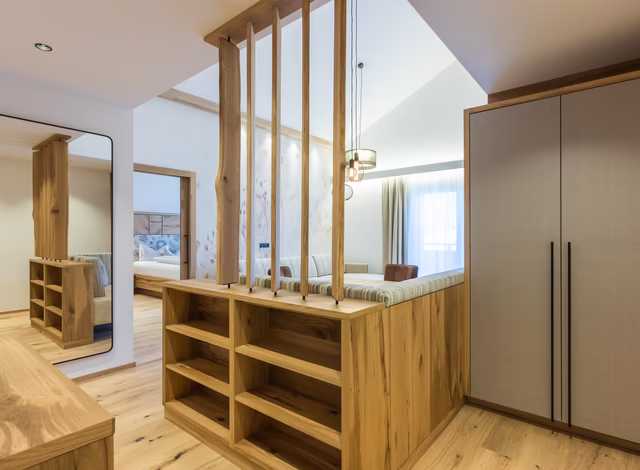 Natur Suite Wohnzimmer mit Sitzecke, TV und Sofa