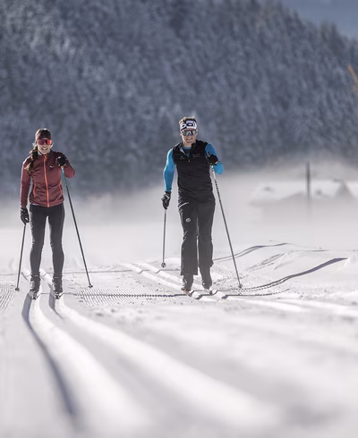 zwei Personen die Langlaufen © zillertal arena