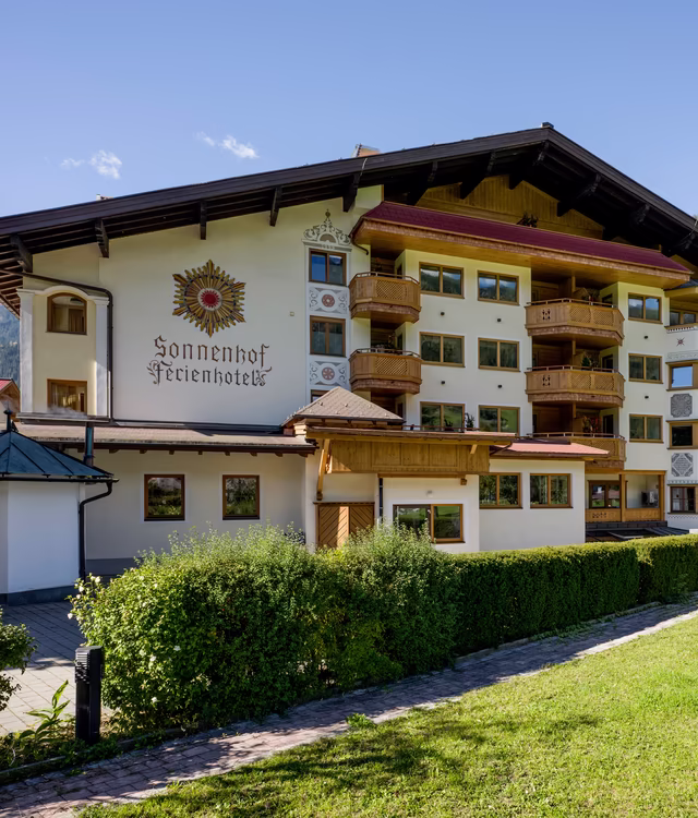 Aussenansicht Hotel Sonnenhof im Sommer