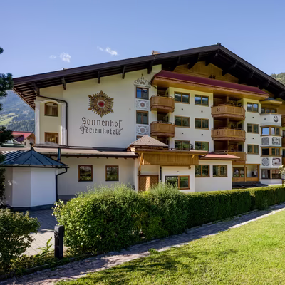 Aussenansicht Hotel Sonnenhof im Sommer