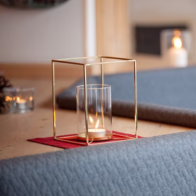 Detailaufnahme Windlicht mit entzündeter Kerze