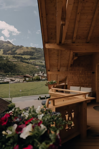 Balkon mit Bergblick im Ferienhotel Sonnenhof © RIEDER Zillertal / GeislerStudio