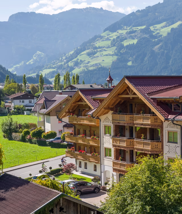 Blick vom Dach des Hotels auf das Landhaus Sonnenhof im Sommer