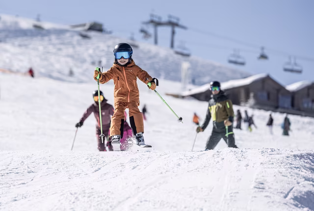 Familie beim Skifahren