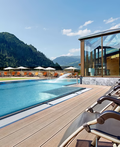 Blick auf den Pool und die Liegewiese beim Hotel