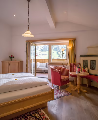 Blick übers Doppelbett auf die Terrasse des Familienzimmers