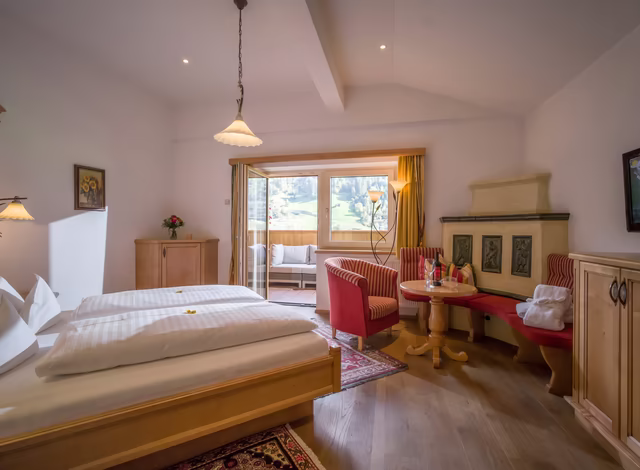 Blick übers Doppelbett auf die Terrasse des Familienzimmers