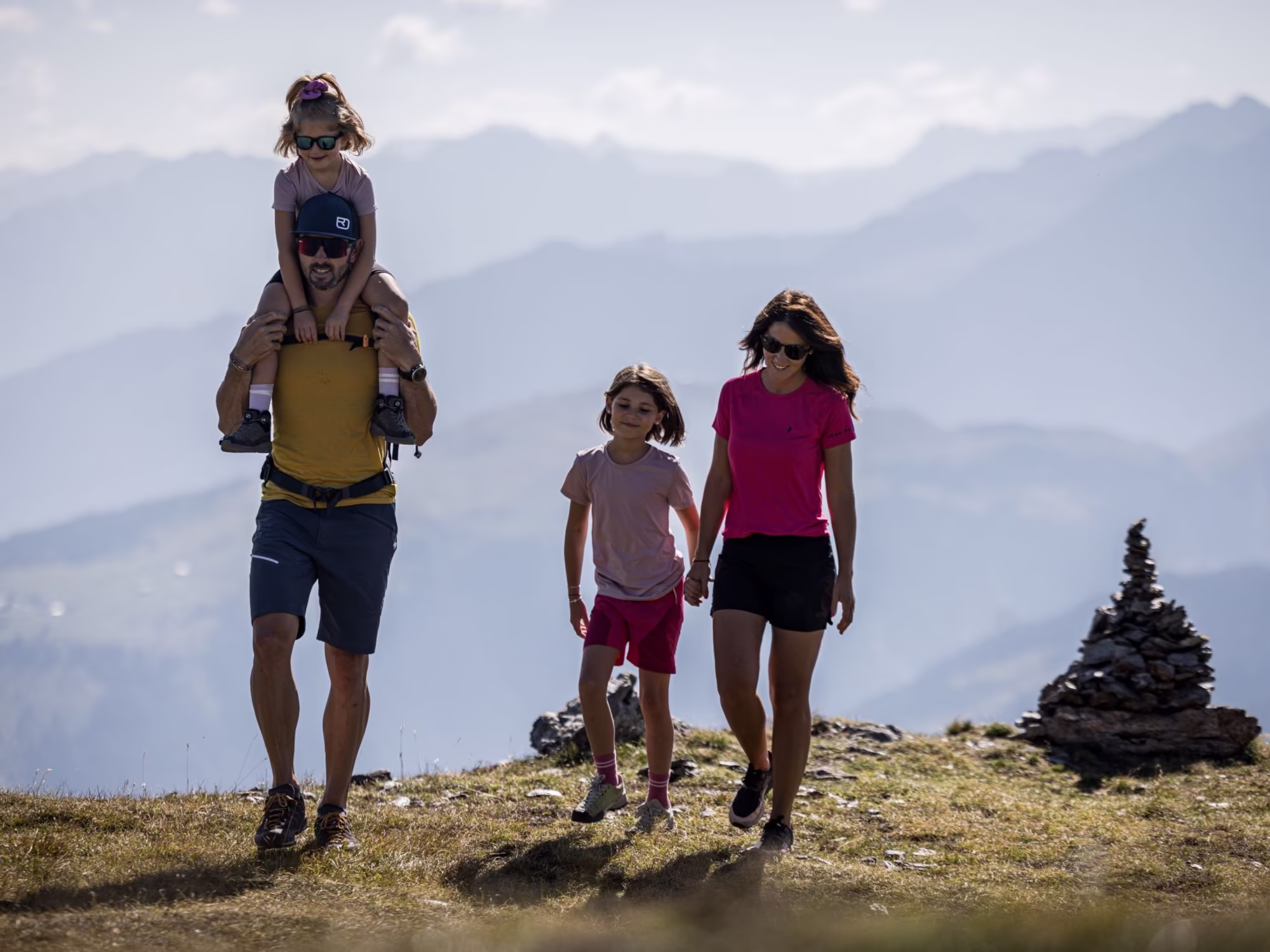 Familie beim Wandern in der Zillertal Arena