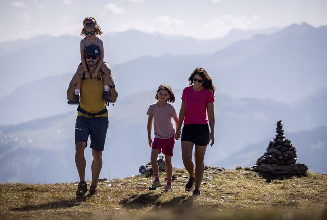 Familie beim Wandern in der Zillertal Arena