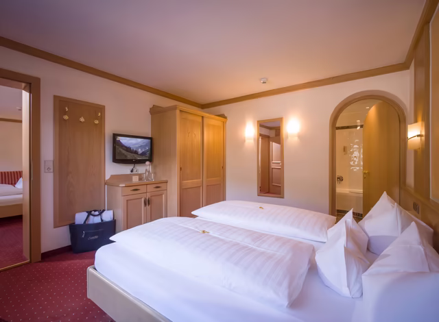 Blick vom Schlafzimmer in Badezimmer und Kinderzimmer