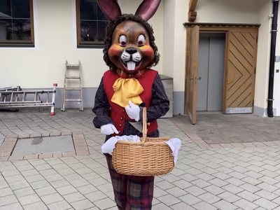 Osterstimmung im Sonnenhof: Der Osterhase versteckt die Eier